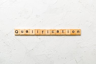 Tahta blokta yazılı bir kelime. tablo üzerinde nitelik metni, konsept.