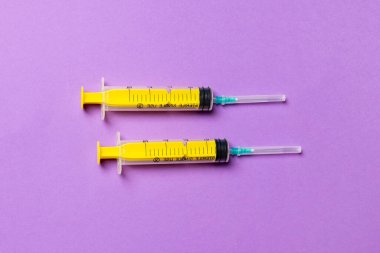 Renkli arka planda tıbbi şırıngaların üst görüntüsü. Fotokopi alanı ile sağlık hizmeti kavramı.