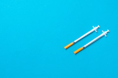 Ensülin şırıngalarının üst görüntüsü renkli arkaplanda enjeksiyon için hazır. Fotokopi alanı olan diyabetik kavram.