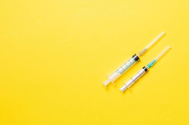 Renkli arka planda tıbbi şırıngaların üst görüntüsü. Fotokopi alanı ile sağlık hizmeti kavramı.