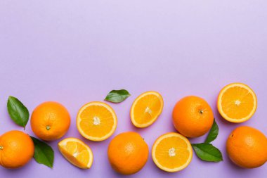 Renkli arka planda taze meyve portakalı dilimleri. Üst Manzara. Uzayı kopyala yaratıcı yaz konsepti. Minimum düzlükte turunçgillerin yarısı kopyalama alanı ile yatar.
