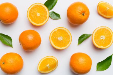 Renkli arka planda taze portakal dilimlerinin meyve deseni. Üst Manzara. Uzayı kopyala yaratıcı yaz konsepti. Minimum düzlükteki turunçgillerin yarısı.