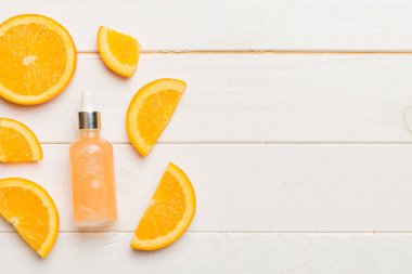 Portakal meyveli şişeler ahşap arka planda gerekli yağ. Kopyalama alanı olan alternatif tıp üst görünümü.