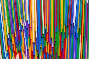 Renkli arka plan, üst görünüm kokteyl için çok renkli plastik tüpler.