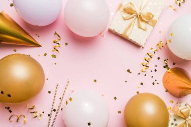 Pastel renkli arka plan üzerine düz bir parti dekorasyonu konsepti. Aşk konsepti. Tatil kutlaması. Sevgililer Günü ya da doğum günü partisi dekorasyonu.