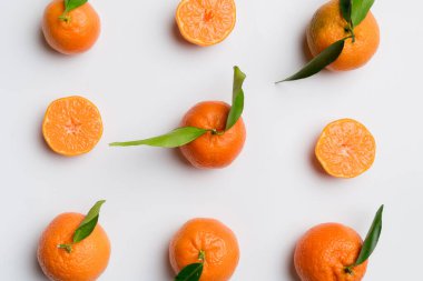 Renkli arka plan olarak birçok taze olgun Mandarin, üst görünüm. Mandalina ve mandalina dilimlerinin zarif arkaplanı Üst görünüm düz yatıyordu.