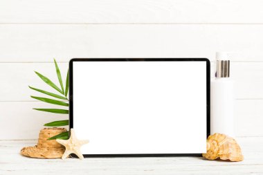 Renkli arka planda tablet ve plaj aksesuarlarıyla düz kompozisyon. Boş ekran ile tablet bilgisayarı kopyalama alanı ile maket.