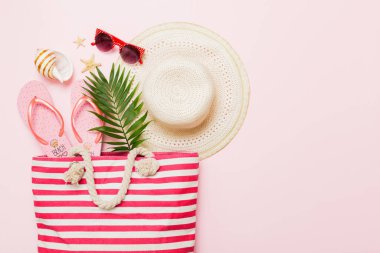 Renkli arka planda şık plaj aksesuarları olan kompozisyon, üst manzara. Plaj modayla yatma, yaz konsepti. Moda renkleri.