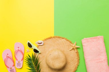 Üst düzey seyahat ya da tatil konsepti. Renkli arka planda şık plaj aksesuarları olan kompozisyon, üst manzara. Plaj modayla yatma, yaz konsepti. Moda renkleri.
