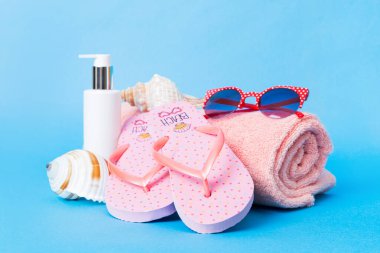 Plaj aksesuarları perspektifli terliklerin masa arkasına yerleştirilmiş üst görünüm kompozisyonu. Tropik yaz tatili konsepti.