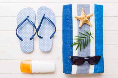 Yaz tatili konsepti. Plaj havlusunun üst görünümü, flop ve güneş kremi Üst görünümü metin için kopyalama alanı.