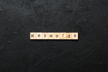 KEYWORDS kelime ahşap blok yazılı. Çimento masasındaki KEYWORDS metin desing, konsept.