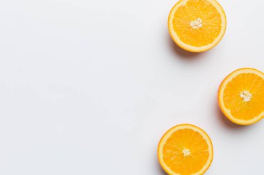 Renkli arka planda taze meyve portakalı dilimleri. Üst Manzara. Uzayı kopyala yaratıcı yaz konsepti. Minimum düzlükte turunçgillerin yarısı kopyalama alanı ile yatar.