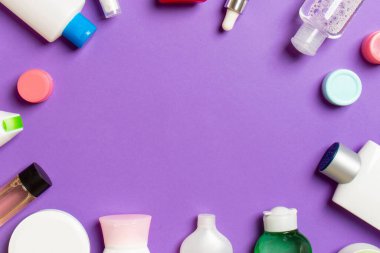 Plastik vücut bakım şişesi çerçevesi düz kompozisyonda renkli arka plan boşluğunda sizin tasarımınız için kozmetik ürünler sergileniyordu. Beyaz Kozmetik kapları kümesi, kopya alanı ile üst görünüm.