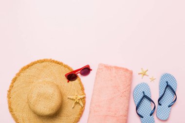 Üst düzey seyahat ya da tatil konsepti. Renkli arka planda şık plaj aksesuarları olan kompozisyon, üst manzara. Plaj modayla yatma, yaz konsepti. Moda renkleri.