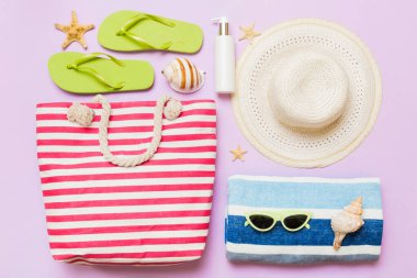 Renkli arka planda şık plaj aksesuarları olan kompozisyon, üst manzara. Plaj modayla yatma, yaz konsepti. Moda renkleri.