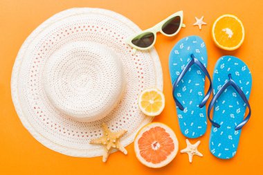 Renkli meyvelerin yanına yerleştirilmiş çeşitli deniz kabuklarının üst görüntüsü ve masa arkasında şık yaz aksesuarları. Yaz kavramı. Düz yatıyordu. Metin için kopyalama alanı olan üst görünüm.