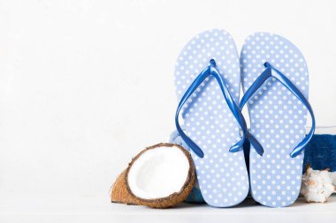 Plaj aksesuarları perspektifli terliklerin masa arkasına yerleştirilmiş üst görünüm kompozisyonu. Tropik yaz tatili konsepti.