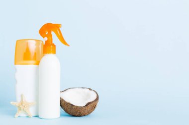 Deri ürünlerinde şeker şişesi ve Citrus meyvesi. Güzellik spası tıbbi cilt bakımı ve kozmetik losyon şişesi krem ürünü masa dekorunda yaz aksesuarlarıyla birlikte..