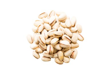 Pistachios yığını beyaz arka planda izole edilmiş, üst manzara. Düz uzanıyordu Sağlıklı gıda konsepti.