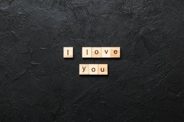 Tahta blokta yazdığın kelimelere bayılıyorum. Masadaki yazılarını seviyorum, konsept..