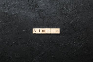 basit bir kelime ahşap blok üzerinde yazılı. tablo, basit metin kavramı.