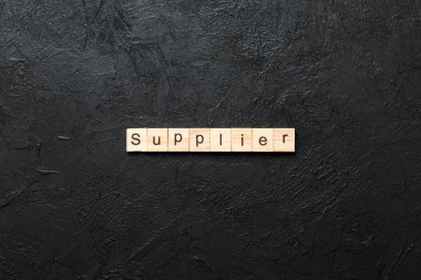 Tahta blokta ek kelime. Çimento sehpası üzerinde ilave metin desing, konsept.