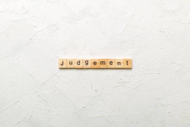 Tahta bloğa yazılmış bir hüküm. Karar metni tablo, konsept üzerinde.