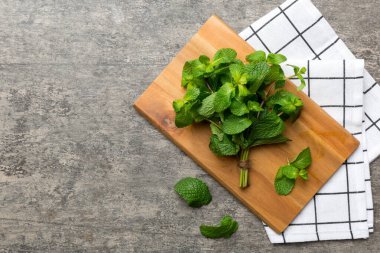 Kesme masasında taze nane şekeri, üst manzara. Metin için Düz Alan.