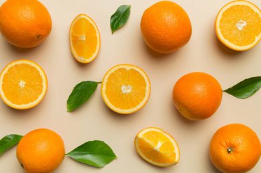 Renkli arka planda taze portakal dilimlerinin meyve deseni. Üst Manzara. Uzayı kopyala yaratıcı yaz konsepti. Minimum düzlükteki turunçgillerin yarısı.