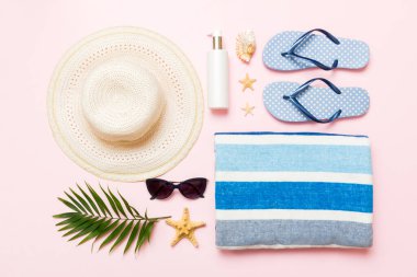 Üst düzey seyahat ya da tatil konsepti. Renkli arka planda şık plaj aksesuarları olan kompozisyon, üst manzara. Plaj modayla yatma, yaz konsepti. Moda renkleri.