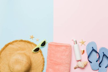 Üst düzey seyahat ya da tatil konsepti. Renkli arka planda şık plaj aksesuarları olan kompozisyon, üst manzara. Plaj modayla yatma, yaz konsepti. Moda renkleri.