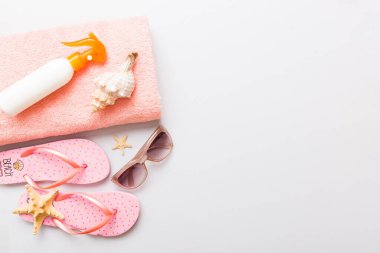 Yaz tatili konsepti. Plaj havlusunun üst görünümü, flop ve güneş kremi Üst görünümü metin için kopyalama alanı.
