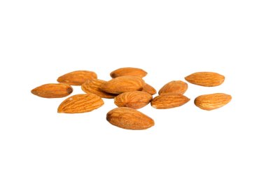 Beyaz arka planda izole edilmiş badem yığınları, üst görünüm. Düz uzanıyordu Sağlıklı gıda konsepti.