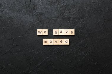 Tahta blokta yazanları değiştirdik. Metni çimento masasına taşıdık, konseptin için..