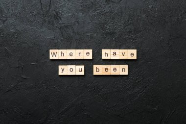 Tahta blokta nerede yazılıydı? Masanın üzerinde nereye gittin, konsept....