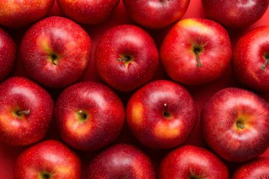 Arka plan olarak taze kırmızı elmalar. Doğal elmaların üst görünümü.