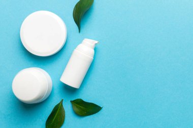 Renkli yeşil yapraklı organik kozmetik ürünler. Uzayı kopyala, düz yat.