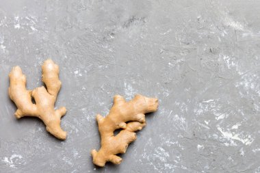 Renkli arka planda yeşil yapraklı kabın içinde zencefil tozu var. Üst görünüm düzlüğü.