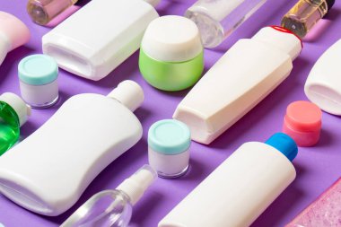 Plastik gövde bakımı şişesi düz kompozisyonu ve renkli arka plan boşluğuna kozmetik ürünler dizayn edilmişti. Beyaz Kozmetik kapları kümesi, kopya alanı ile üst görünüm.