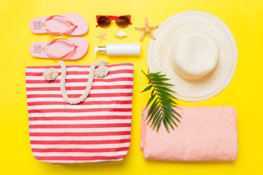 Renkli arka planda şık plaj aksesuarları olan kompozisyon, üst manzara. Plaj modayla yatma, yaz konsepti. Moda renkleri.