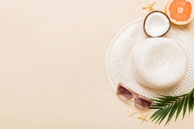 Renkli meyvelerin yanına yerleştirilmiş çeşitli deniz kabuklarının üst görüntüsü ve masa arkasında şık yaz aksesuarları. Yaz kavramı. Düz yatıyordu. Metin için kopyalama alanı olan üst görünüm.