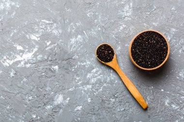 Kase içinde kinoa tohumu ve renkli arka planda kaşık. Küçük kasede sağlıklı kinwa. Sağlıklı süper yiyecekler.