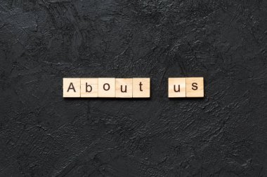 Ahşap blokta bizim hakkımızda yazanlar. Çimento sehpası üzerinde yazışımızı, konseptini.