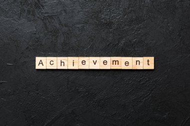 Tahta blokta yazan başarı kelimesi. Masada başarı metni, konsept.