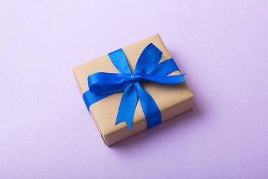 Paketlenmiş Noel ya da renkli kurdeleli el yapımı el yapımı diğer Noel hediyeleri. Hediye kutusu, hediye süslemesi, kopya alanı ile üst görünüm.