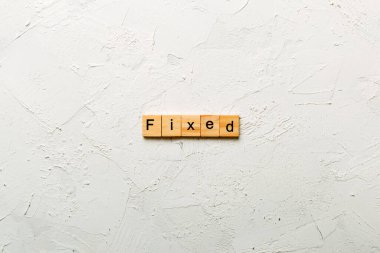 Tahta bloğa yazılmış bir kelime. tablo üzerinde sabitlenmiş metin, konsept.