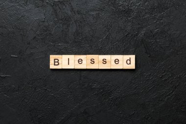 Tahta blokta yazılmış kutsal bir kelime. Masada kutsal metin, konsept.