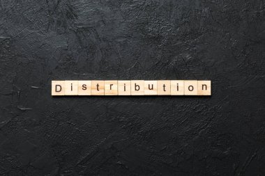 Dağıtım kelimesi tahta blokta yazılı. tablo üzerinde dağıtım metni, konsept.