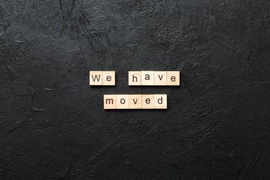 Tahta blokta yazanları değiştirdik. Metni çimento masasına taşıdık, konseptin için..